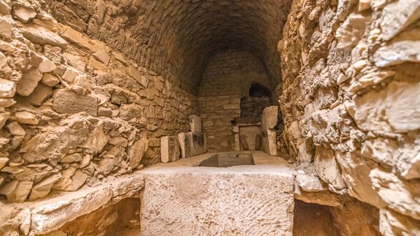 Interior de um dos túmulos recém-descobertos no Egito - Sputnik Brasil