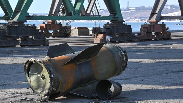 Restos de míssil tático ucraniano Tochka-U no porto de Berdyansk, Ucrânia - Sputnik Brasil