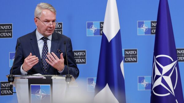 Pekka Haavisto, ministro das Relações Exteriores da Finlândia, fala em coletiva de imprensa na sede da OTAN em Bruxelas, Bélgica, 24 de janeiro de 2022 - Sputnik Brasil