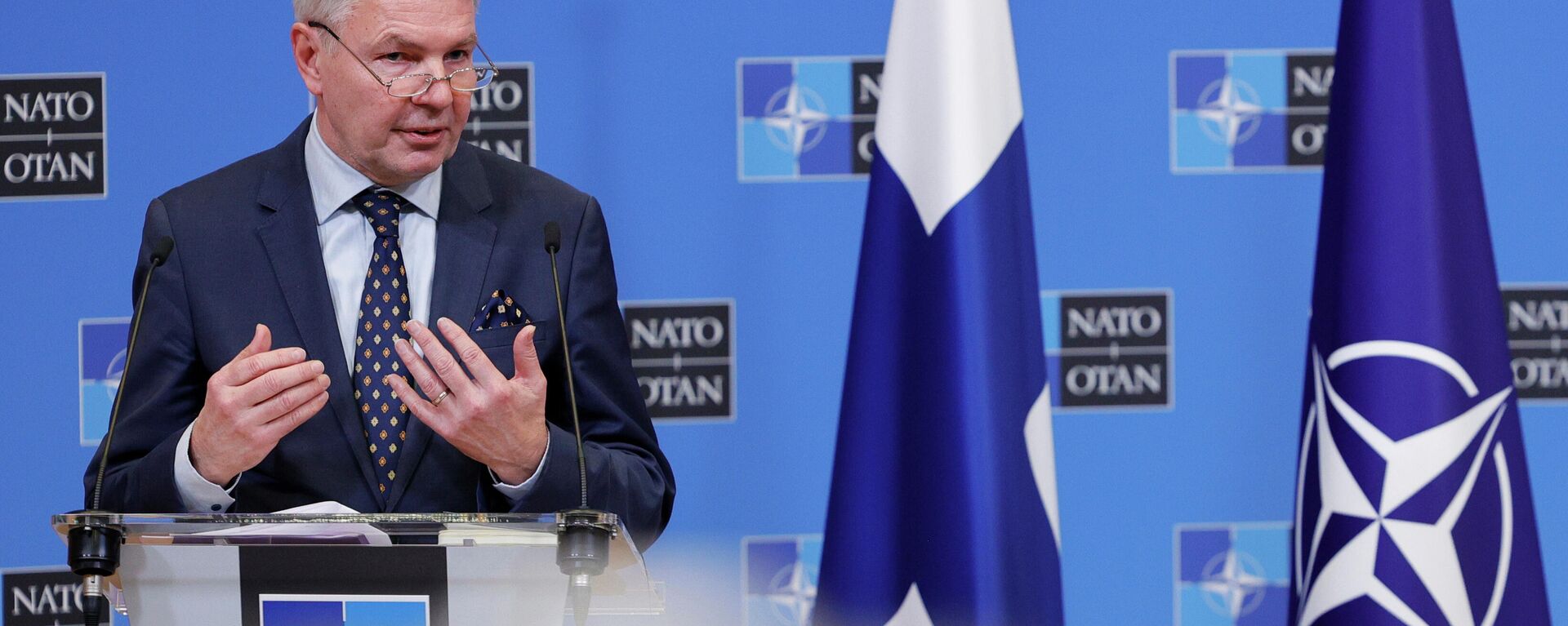 Pekka Haavisto, ministro das Relações Exteriores da Finlândia, fala em coletiva de imprensa na sede da OTAN em Bruxelas, Bélgica, 24 de janeiro de 2022 - Sputnik Brasil, 1920, 14.05.2022