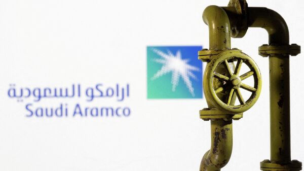 Gasoduto de gás natural impresso em 3D em frente ao logotipo da empresa Saudi Aramco em 8 de fevereiro de 2022 - Sputnik Brasil