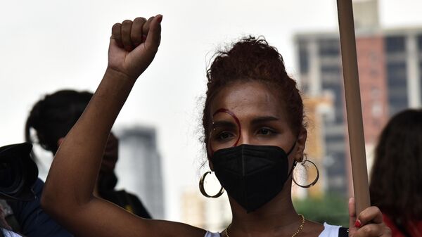 Em São Paulo, manifestante negra participa da marcha do Dia Internacional das Mulheres, em 8 de março de 2022. - Sputnik Brasil