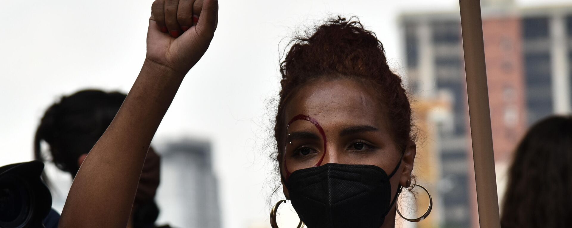 Em São Paulo, manifestante negra participa da marcha do Dia Internacional das Mulheres, em 8 de março de 2022. - Sputnik Brasil, 1920, 21.03.2022