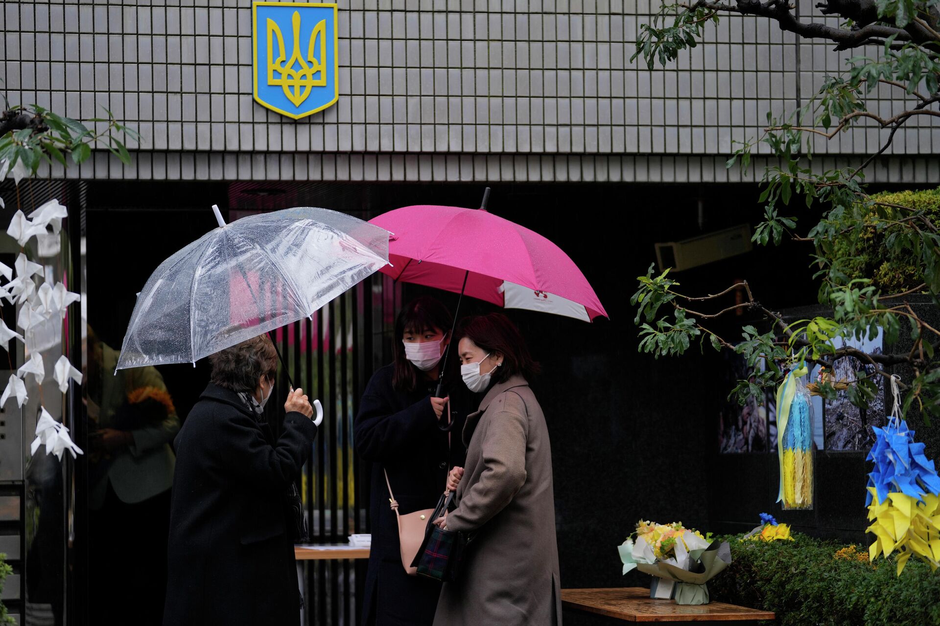 Japonesas oferecem flores e recolhem doações ao lado da embaixada da Ucrânia em Tóquio, 18 de março de 2022 - Sputnik Brasil, 1920, 22.03.2022