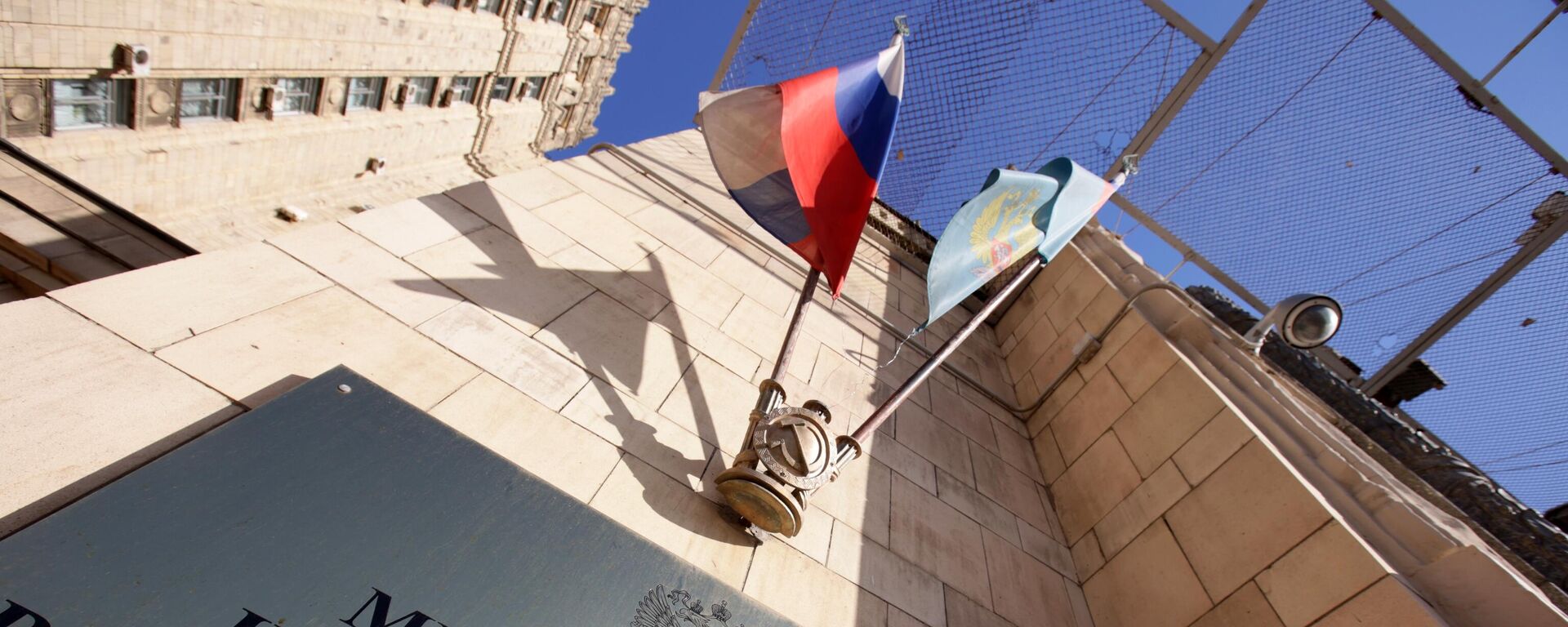 Placa do prédio do Ministério das Relações Exteriores russo, em Moscou - Sputnik Brasil, 1920, 13.04.2022