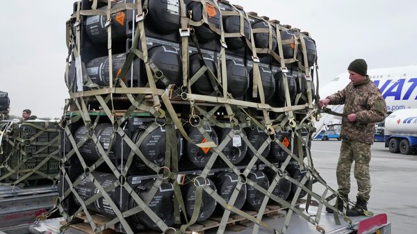 Militares ucranianos desembalam mísseis antitanque Javelin, entregues como parte da assistência de segurança dos Estados Unidos da América à Ucrânia, no aeroporto de Borispol, Ucrânia, 11 de fevereiro de 2022 - Sputnik Brasil