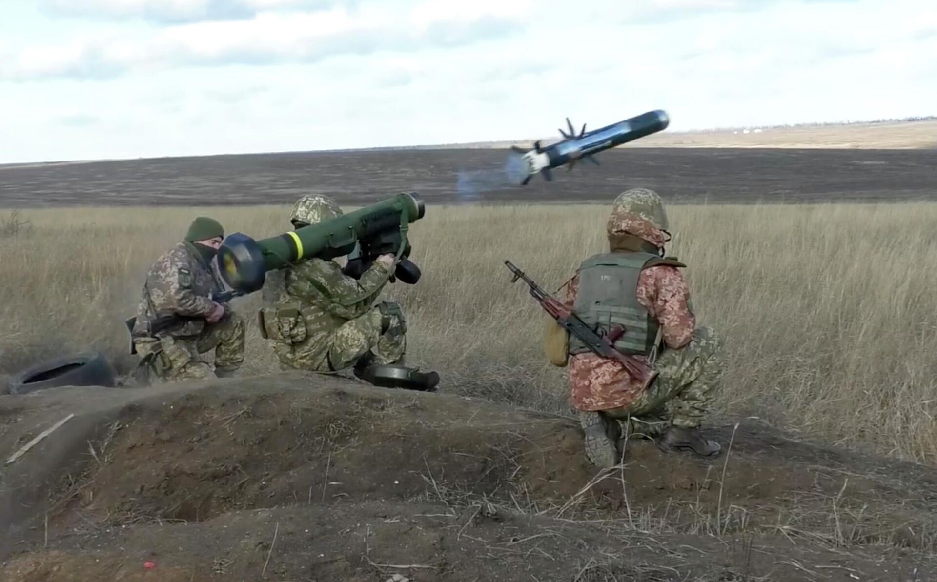 Soldados ucranianos usam lançador com mísseis Javelin dos EUA durante exercícios militares na região de Donetsk, Ucrânia, 12 de janeiro de 2022 - Sputnik Brasil, 1920, 22.03.2022