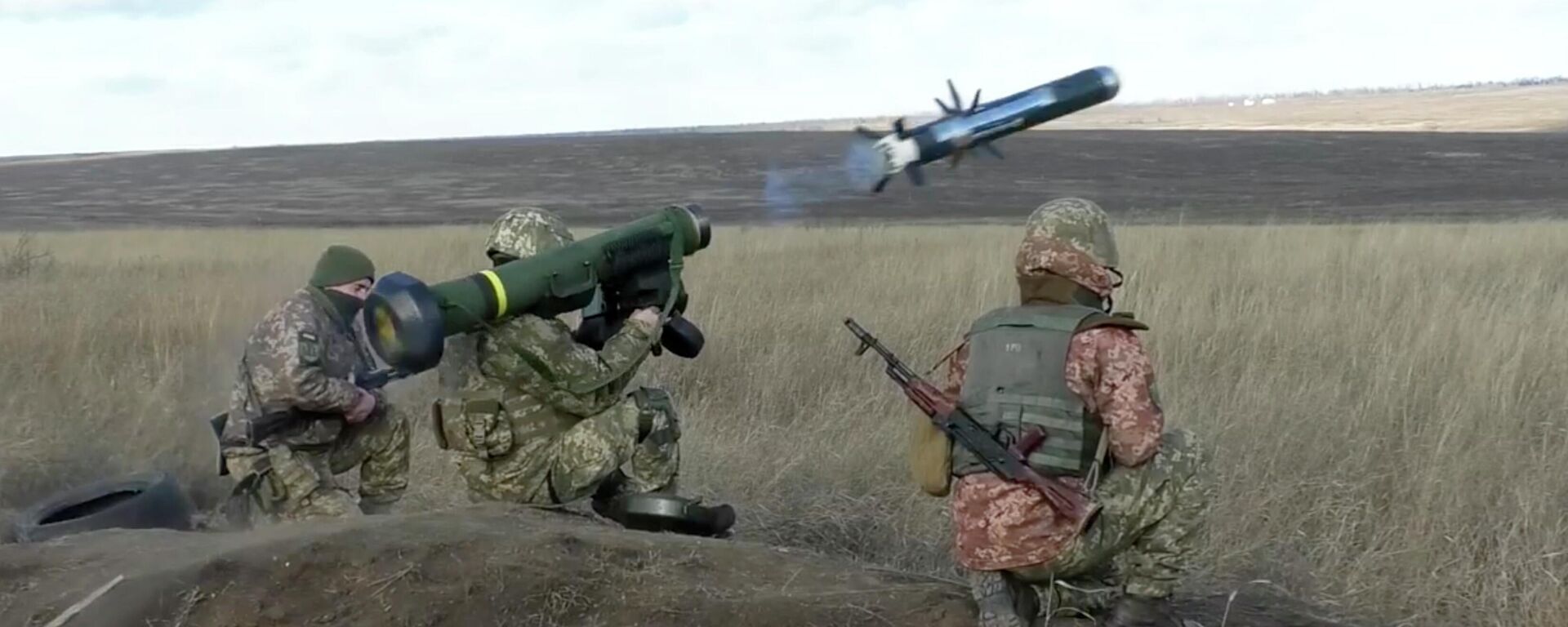 Soldados ucranianos usam lançador com mísseis Javelin dos EUA durante exercícios militares na região de Donetsk, Ucrânia, 12 de janeiro de 2022 - Sputnik Brasil, 1920, 05.04.2022