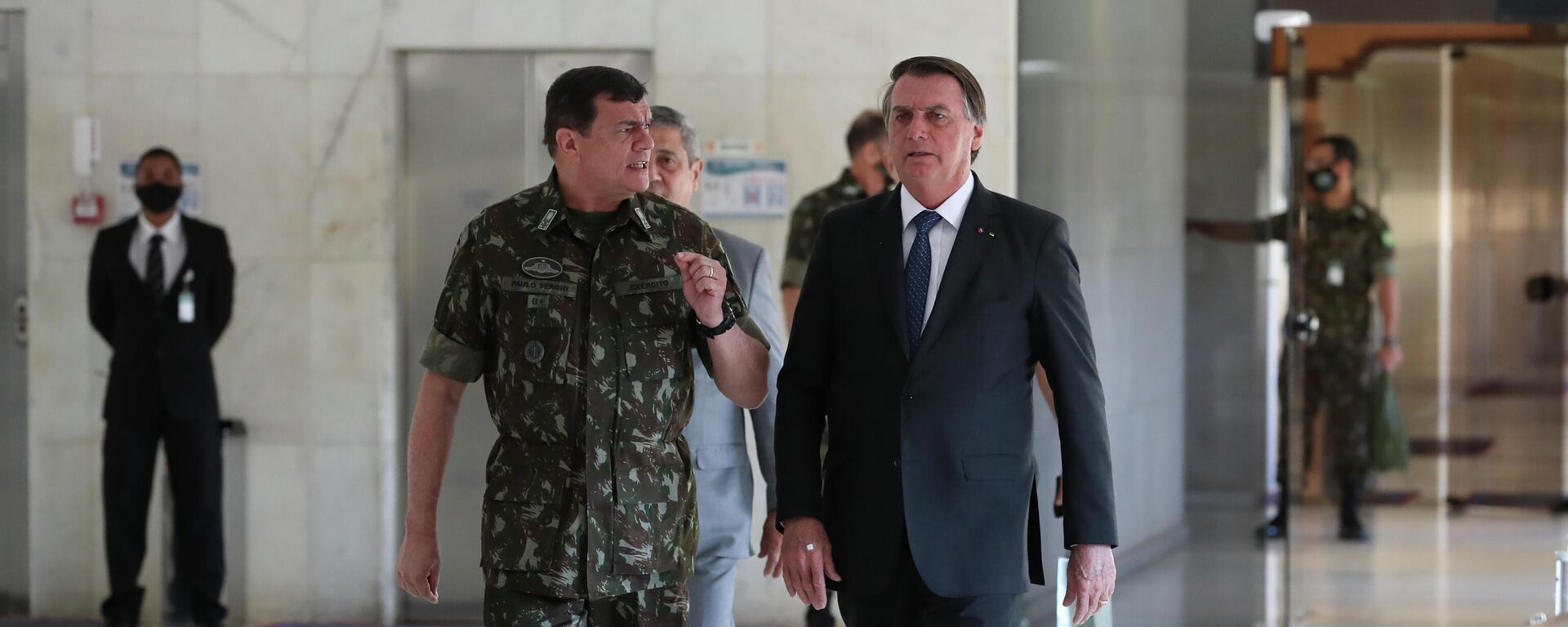 Jair Bolsonaro visita às instalações do Comando do Exército ao lado do comandante Paulo Sérgio Nogueira (foto de arquivo) - Sputnik Brasil, 1920, 22.03.2022
