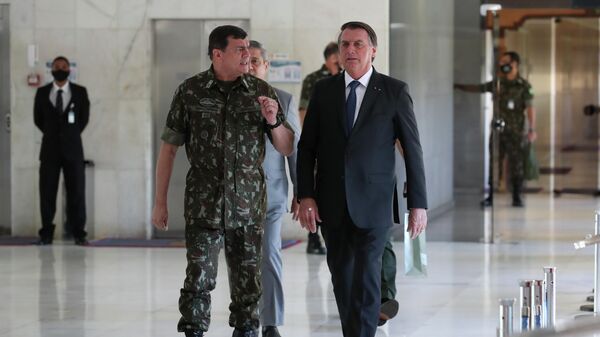 Jair Bolsonaro visita às instalações do Comando do Exército ao lado do comandante Paulo Sérgio Nogueira (foto de arquivo) - Sputnik Brasil