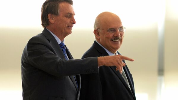 O presidente Jair Bolsonaro (PL), acompanhado do ministro da Educação, Milton Ribeiro, participa de cerimônia de assinatura da portaria do piso salarial para os professores no país, 22 de fevereiro de 2022 - Sputnik Brasil