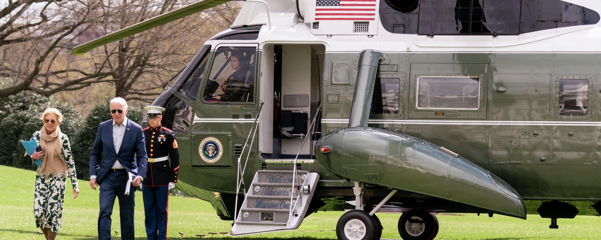 Presidente dos EUA, Joe Biden, e a primeira-dama, Jill Biden, chegam à Casa Branca em Washington, em 20 de março de 2022 - Sputnik Brasil, 1920, 11.05.2022