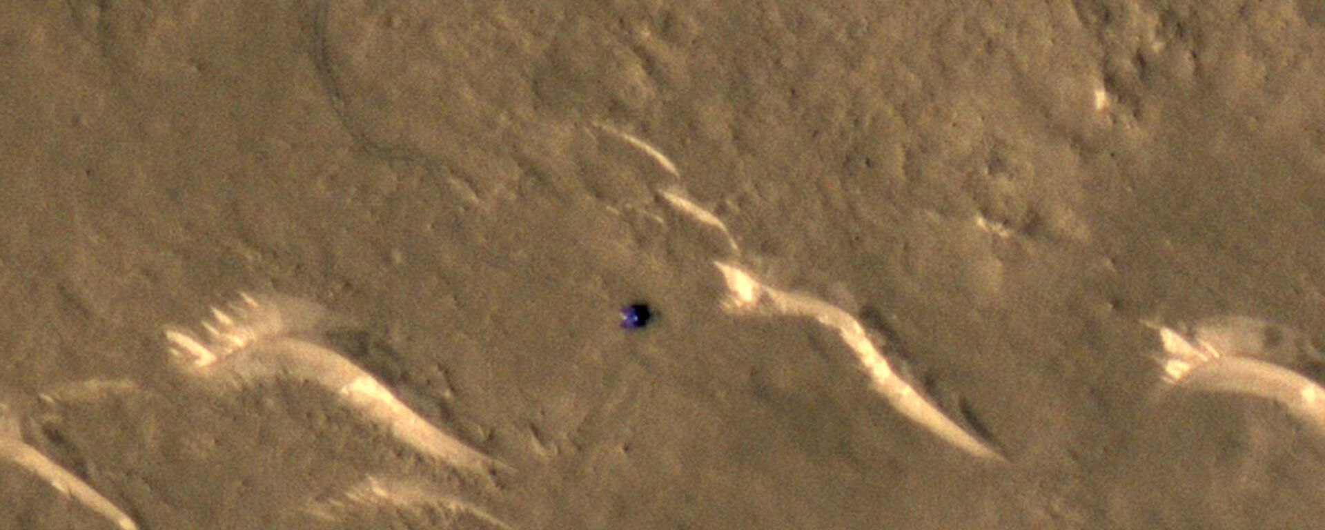 Imagem do rover Zhurong capturada pela câmera de alta definição HiRISE, que está a bordo do MRO - Sputnik Brasil, 1920, 23.03.2022