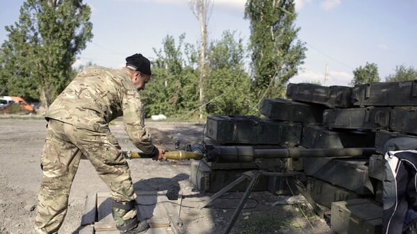 Militar ucraniano recarrega um lançador de granadas antitanque em posição nos arredores da República Popular de Donetsk (RPD), no início dos ataques à região de Donbass, em 16 de setembro de 2014. - Sputnik Brasil