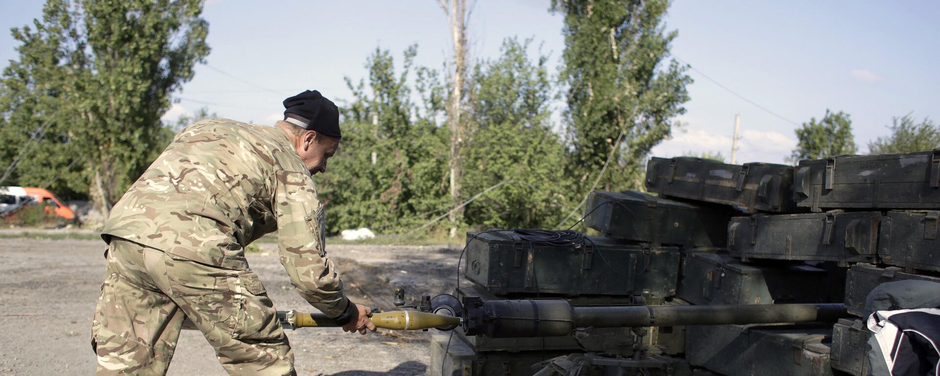 Um militar ucraniano recarrega um lançador de granadas antitanque em posição nos arredores da República Popular de Donetsk (RPD), no início dos ataques à região de Donbass, em 16 de setembro de 2014 - Sputnik Brasil, 1920, 21.04.2022
