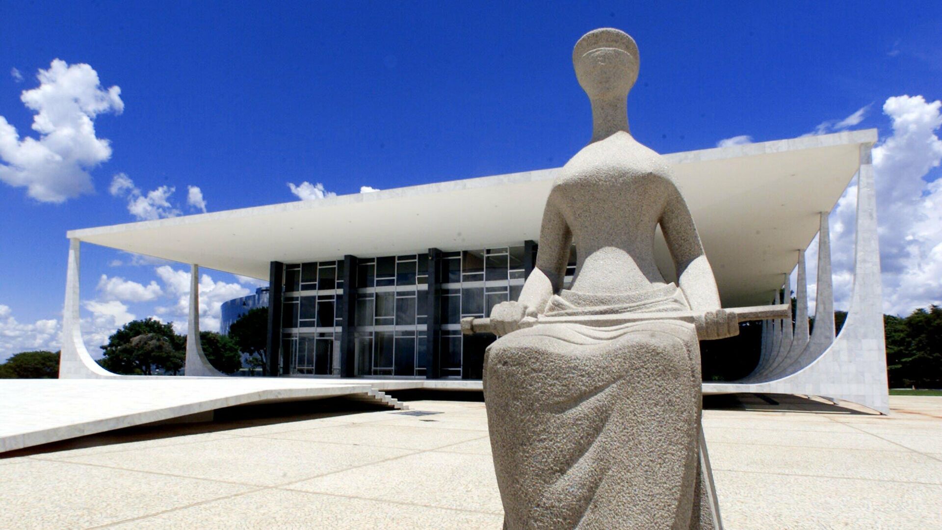 Estátua simbolizando a Justiça em frente à sede do Supremo Tribunal Federal (STF), na praça dos Três Poderes, em Brasília (DF) - Sputnik Brasil, 1920, 09.02.2024