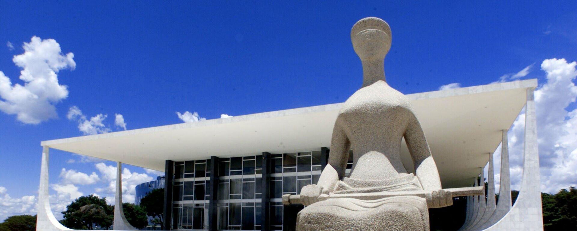Estátua simbolizando a Justiça em frente à sede do Supremo Tribunal Federal (STF), na praça dos Três Poderes, em Brasília (DF) - Sputnik Brasil, 1920, 09.02.2024
