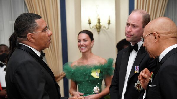 William e Kate conversam com o primeiro-ministro da Jamaica , Andrew Holness, e o governador-geral da Jamaica, Patrick Allen, durante um jantar em 23 de março de 2022. - Sputnik Brasil