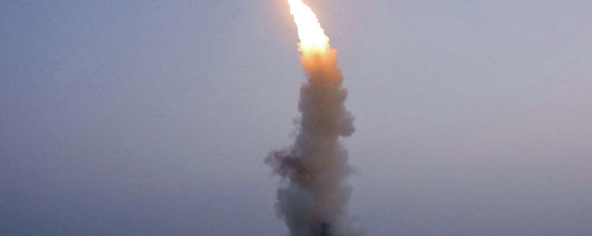 Foto divulgada pela Agência Central de Notícias da Coreia do Norte (KCNA) mostra um teste de míssil antiaéreo recém-desenvolvido realizado pela Academia de Ciências da Defesa da Coreia do Norte, 1º de outubro de 2021 - Sputnik Brasil, 1920, 24.03.2022