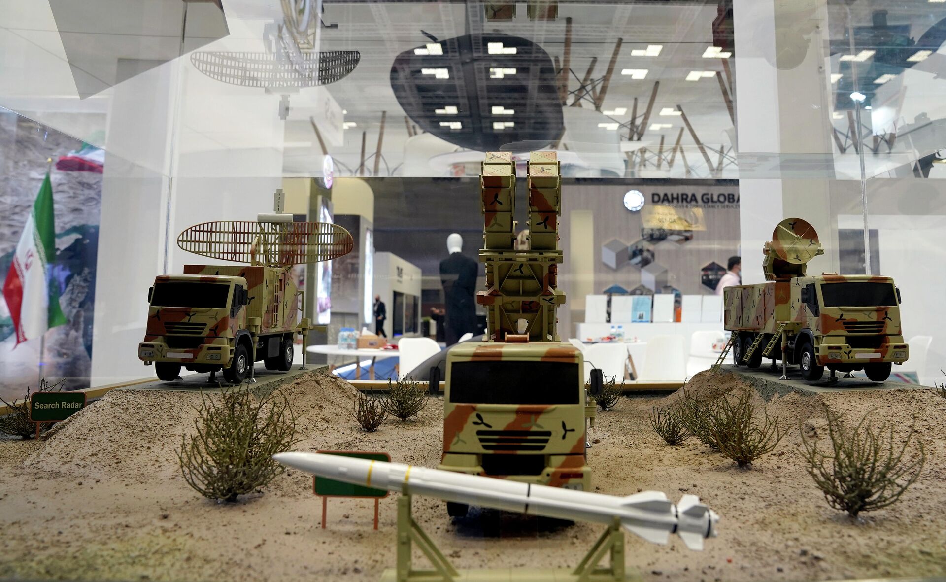 Um modelo de complexo de defesa antiaérea iraniano Bavar-373 (AD-200) é visto na exposição DIMDEX em Doha, Catar - Sputnik Brasil, 1920, 24.03.2022