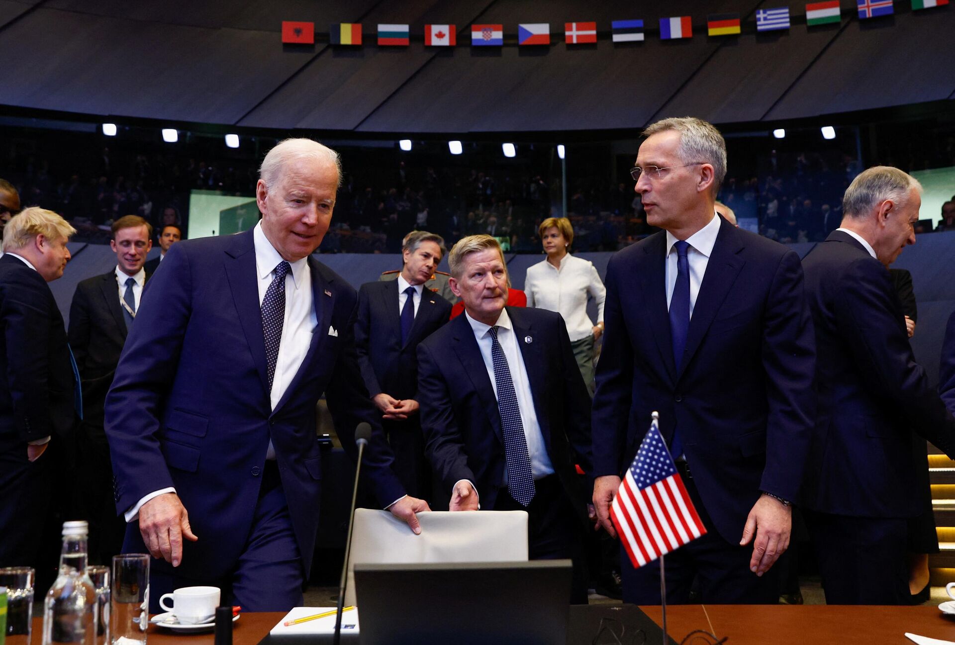 O presidente dos EUA, Joe Biden, se prepara para se sentar enquanto fala com o secretário-geral da OTAN, Jens Stoltenberg, durante cúpula da aliança em Bruxelas, Bélgica, em 24 de março de 2022 - Sputnik Brasil, 1920, 24.03.2022