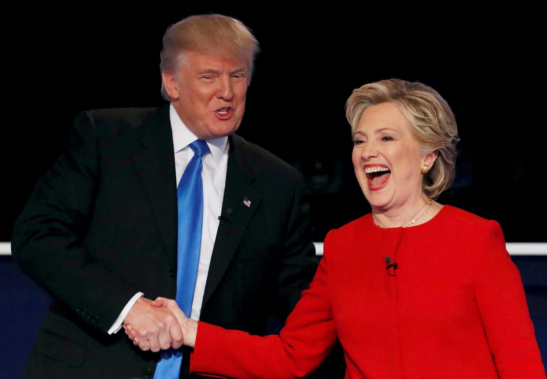Presidenciável republicano, Donald Trump, aperta mãos com candidata democrata, Hillary Clinton, durante primeiro debate presidencial na Universidade Hofstra, em Nova York, 26 de setembro de 2016 - Sputnik Brasil, 1920, 25.03.2022