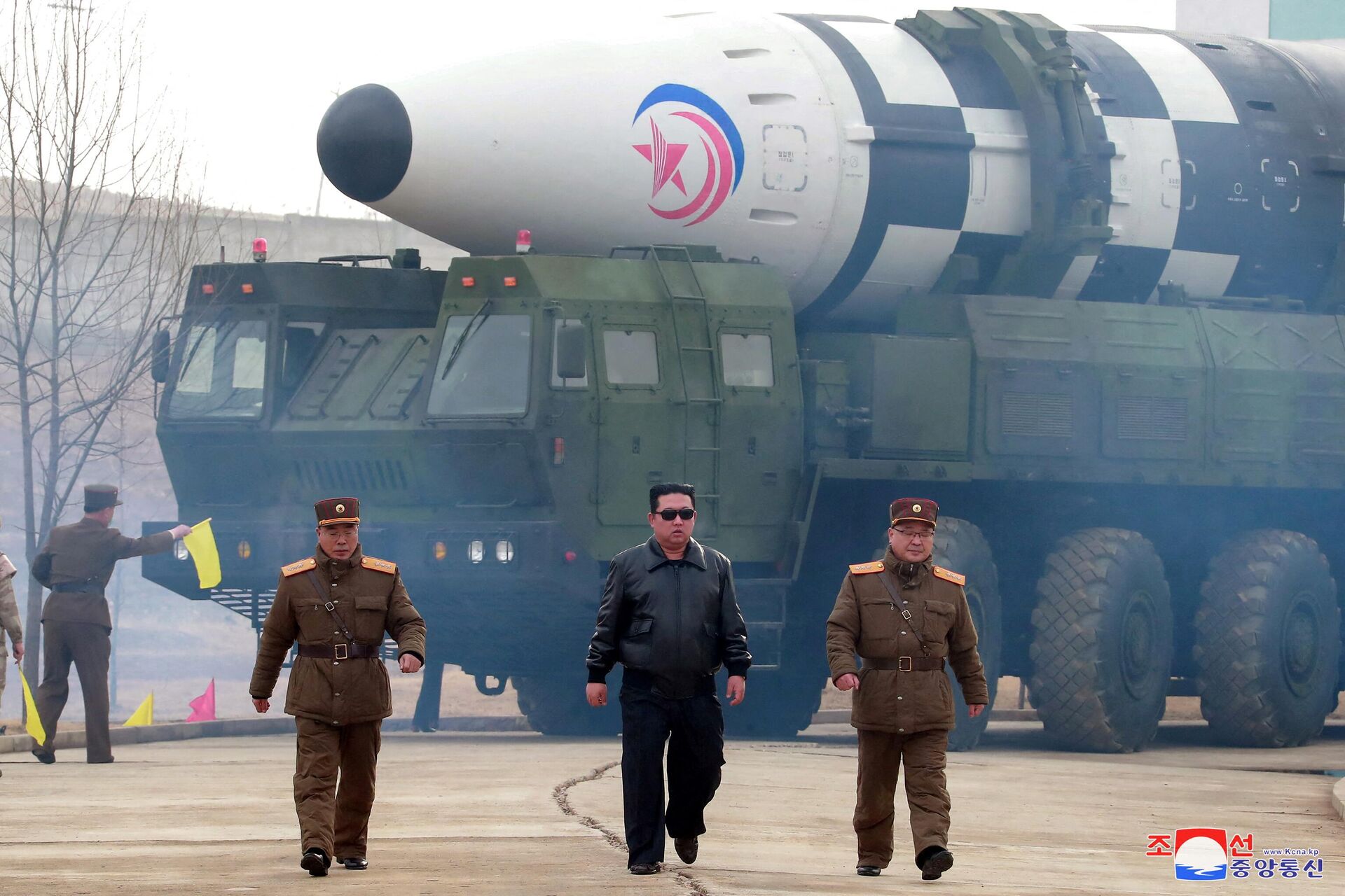 Kim Jong-un, líder norte-coreano, afasta-se do que a mídia estatal relata ser um novo tipo de míssil balístico intercontinental, 24 de março de 2022 - Sputnik Brasil, 1920, 25.03.2022