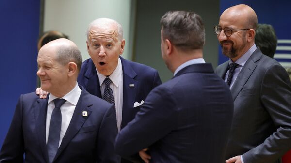 Presidente dos EUA, Joe Biden toca ombro do chanceler alemão, Olaf Scholz, durante cúpula da UE em Bruxelas, 24 de março de 2022 - Sputnik Brasil