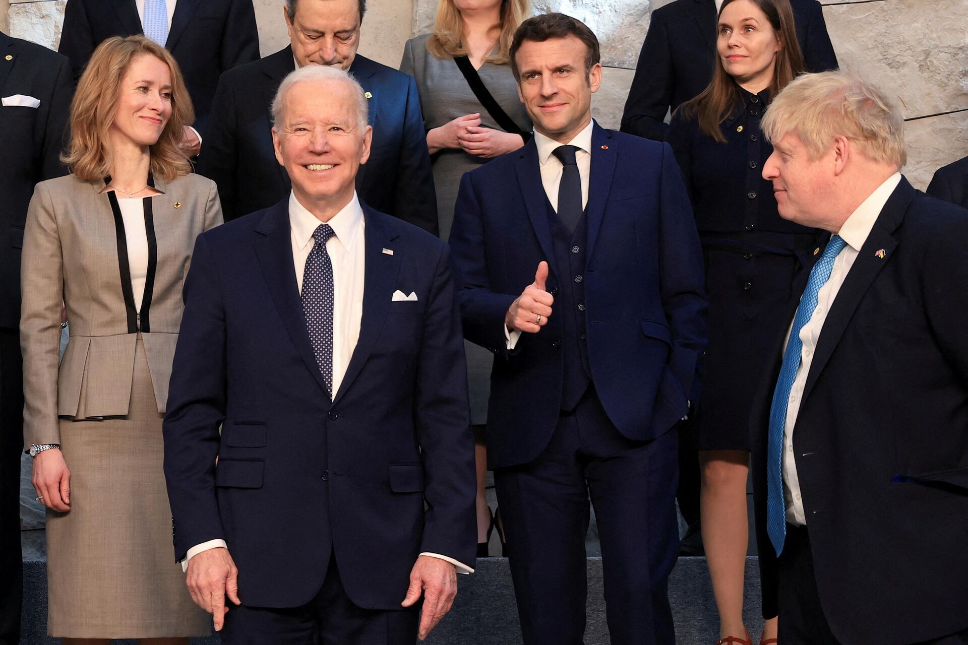 Presidente norte-americano, Joe Biden, presidente da França, Emmanuel Macron, e o primeiro-ministro britânico, Boris Johnson, posam para foto durante cúpula da OTAN em Bruxelas, 24 de março de 2022 - Sputnik Brasil, 1920, 25.03.2022