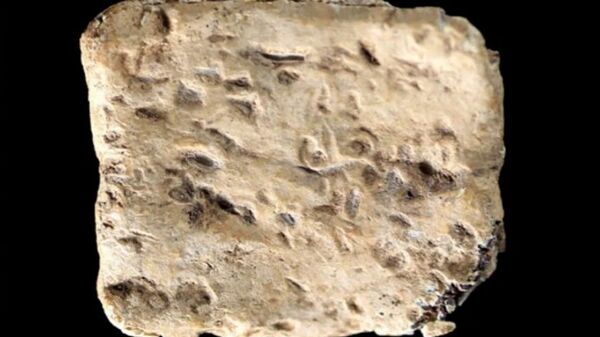 Detalhe da tábua amaldiçoada encontrada em restos de escavações do monte Ebal, em Israel - Sputnik Brasil