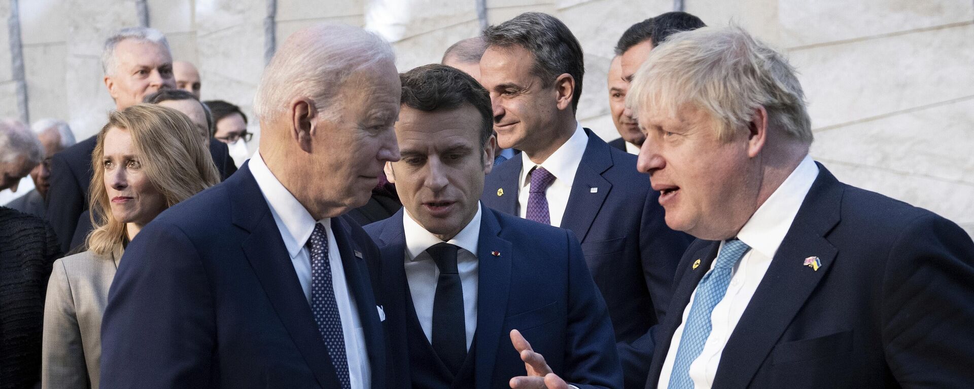 O presidente Joe Biden, à esquerda, conversa com o presidente francês Emmanuel Macron e o primeiro-ministro britânico Boris Johnson, à direita, ao chegarem à sede da OTAN em Bruxelas, quinta-feira, 24 de março de 2022 - Sputnik Brasil, 1920, 25.03.2022