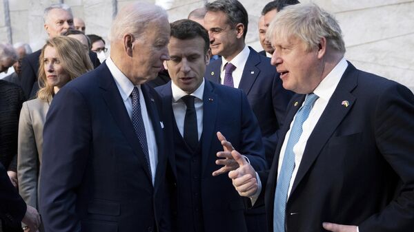 O presidente Joe Biden, à esquerda, conversa com o presidente francês Emmanuel Macron e o primeiro-ministro britânico Boris Johnson, à direita, ao chegarem à sede da OTAN em Bruxelas, quinta-feira, 24 de março de 2022 - Sputnik Brasil