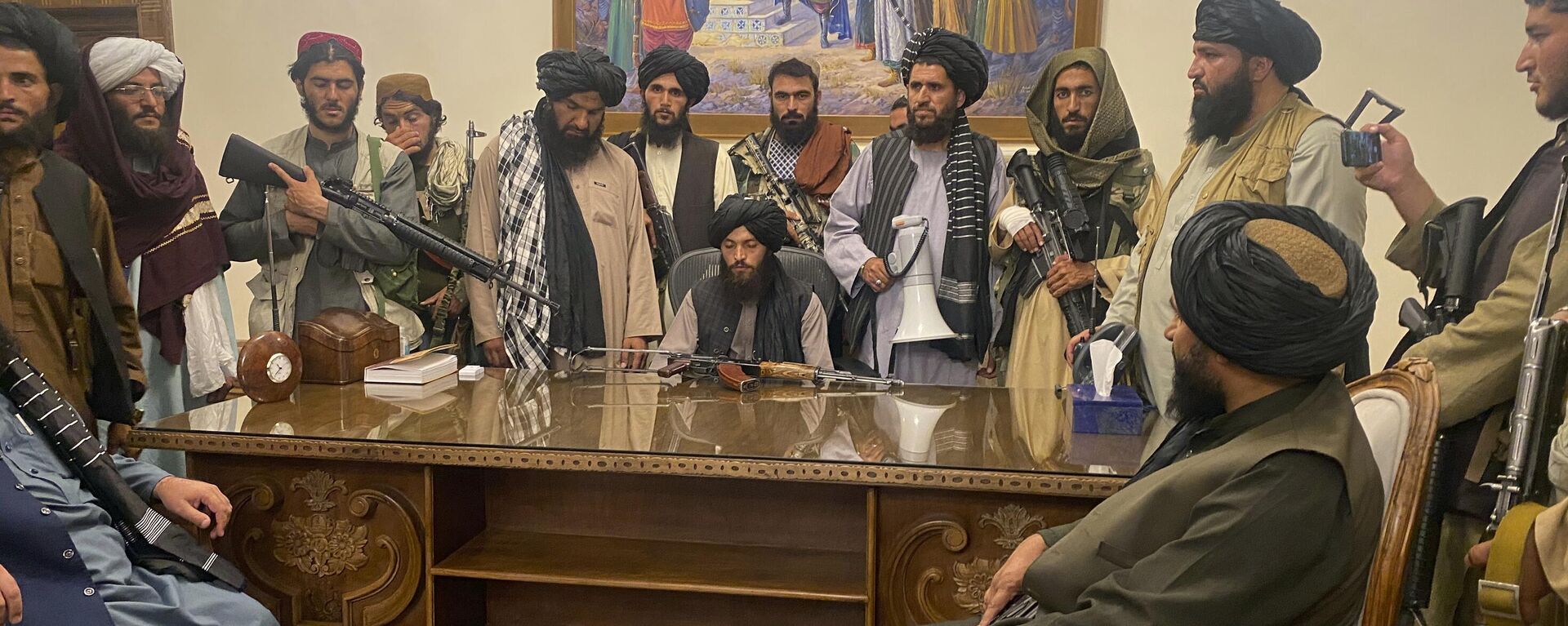 Combatentes do Talibã (organização sob sanções da ONU por atividade terrorista) assumem o controle do palácio presidencial afegão depois que o presidente Ashraf Ghani fugiu do país, em Cabul, Afeganistão, 15 de agosto de 2021 - Sputnik Brasil, 1920, 15.05.2022