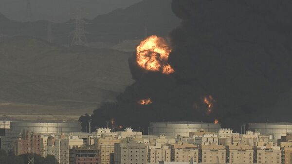 Uma nuvem de fumaça sobe de um depósito de petróleo em chamas em Jidá, Arábia Saudita, 25 de março de 2022 - Sputnik Brasil