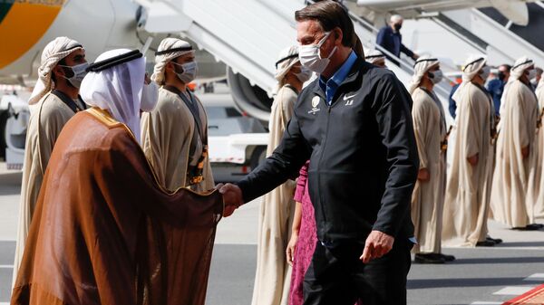 Presidente Jair Bolsonaro recebe cumprimentos ao desembarcar em Dubai, 23 de janeiro de 2021 - Sputnik Brasil