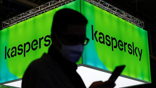 Em Barcelona, na Espanha, um homem aparece em frente a um painel da Kaspersky, em 2 de março de 2022 - Sputnik Brasil