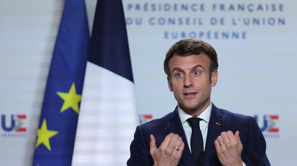 Em Bruxelas, na Bélgica, o presidente francês, Emmanuel Macron, gesticula durante discurso após encontro entre líderes da União Europeia, em 25 de março de 2022 - Sputnik Brasil