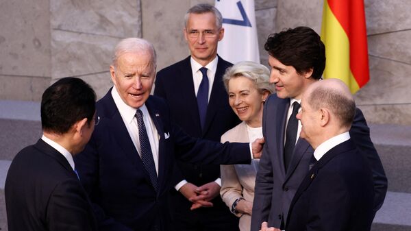 Presidente dos EUA, Joe Biden, fala com o premiê japonês, Fumio Kishida, o chanceler alemão, Olaf Scholz, o primeiro-ministro do Canadá, Justin Trudeau, a presidente da Comissão Europeia, Ursula von der Leyen, e o secretário-geral da OTAN, Jens Stoltenberg, durante cúpula da OTAN em Bruxelas, 24 de março de 2022 - Sputnik Brasil