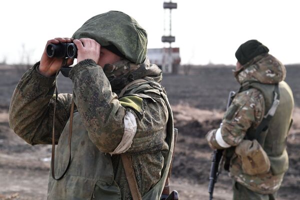 Combatentes da Milícia Popular da República de Donetsk no Aeroporto de Mariupol libertado - Sputnik Brasil