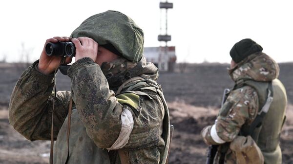 Combatentes da Milícia Popular da República de Donetsk no Aeroporto de Mariupol libertado - Sputnik Brasil