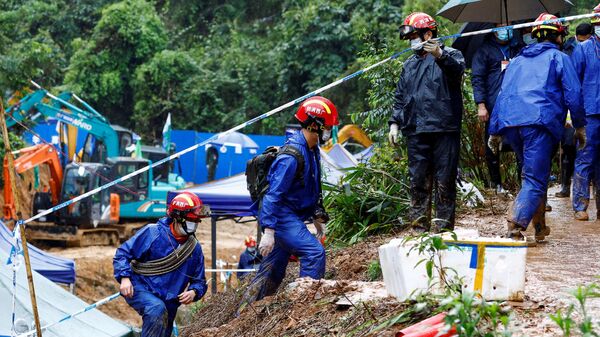 Trabalhadores de resgate investigam local onde um avião Boeing 737-800 da companhia aérea China Eastern Airlines Boeing 737-800 caiu, em Wuzhou, região autônoma Zhuang de Guangxi, China, 24 de março de 2022 - Sputnik Brasil