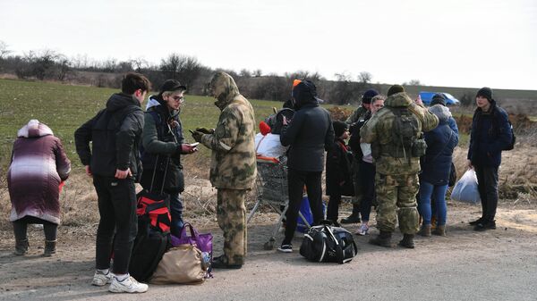 Na região da República Popular de Donetsk (RPD), funcionários do Ministério de Assuntos Internos verificam refugiados de Mariupol, em 25 de março de 2022. - Sputnik Brasil