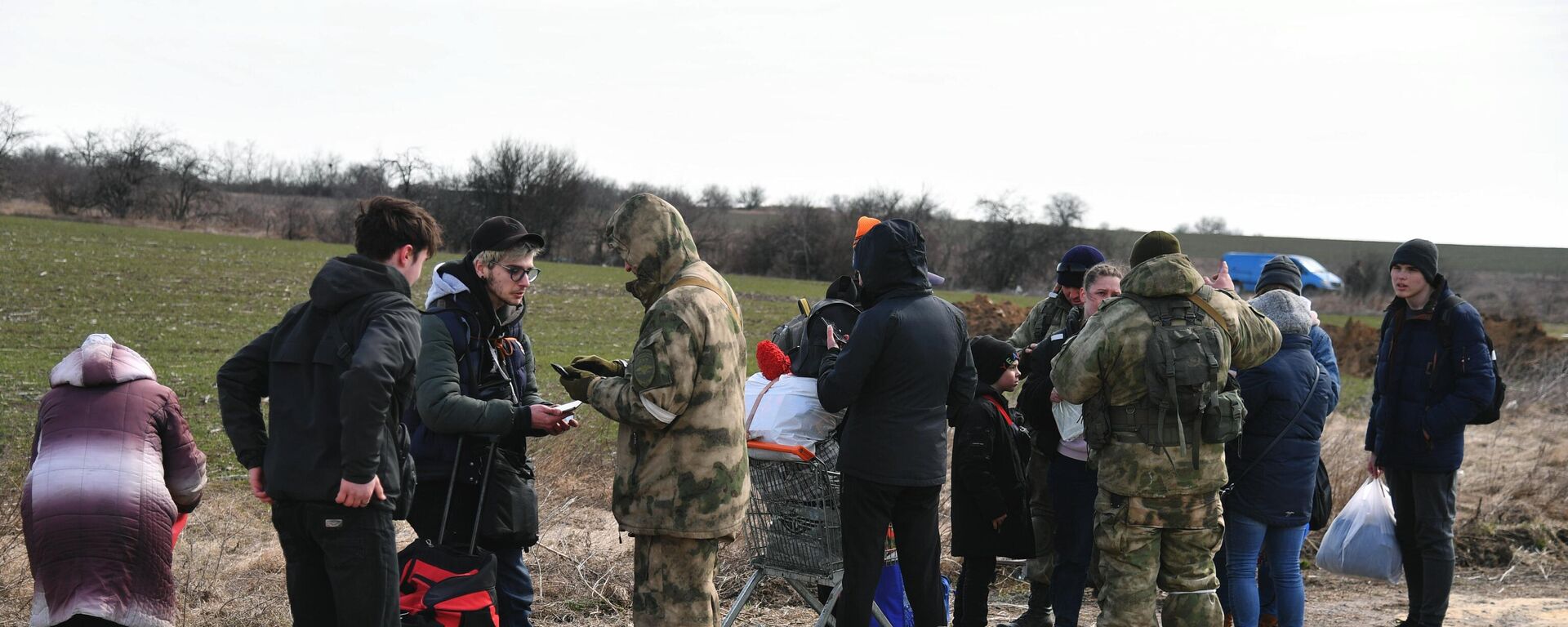 Na região da República Popular de Donetsk (RPD), funcionários do Ministério de Assuntos Internos verificam refugiados de Mariupol, em 25 de março de 2022. - Sputnik Brasil, 1920, 30.03.2022
