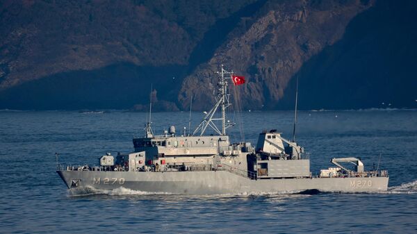 Em Istambul, o navio turco TCG Akcay de classe Aydin, caçador de minas navais, navega sobre o mar Negro, em 26 de março de 2022 - Sputnik Brasil