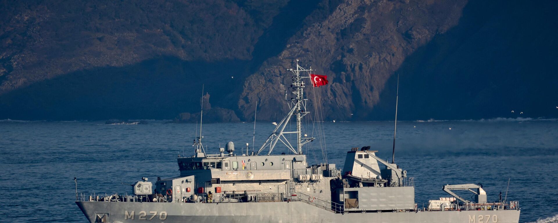 Em Istambul, o navio turco TCG Akcay de classe Aydin, caçador de minas navais, navega sobre o mar Negro, em 26 de março de 2022 - Sputnik Brasil, 1920, 26.03.2022