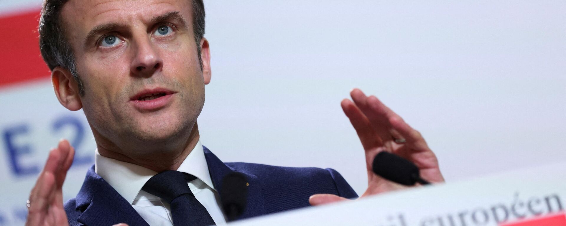 Emmanuel Macron, presidente da França, fala à mídia em cúpula de líderes da União Europeia em Bruxelas, Bélgica, 25 de março de 2022 - Sputnik Brasil, 1920, 27.03.2022