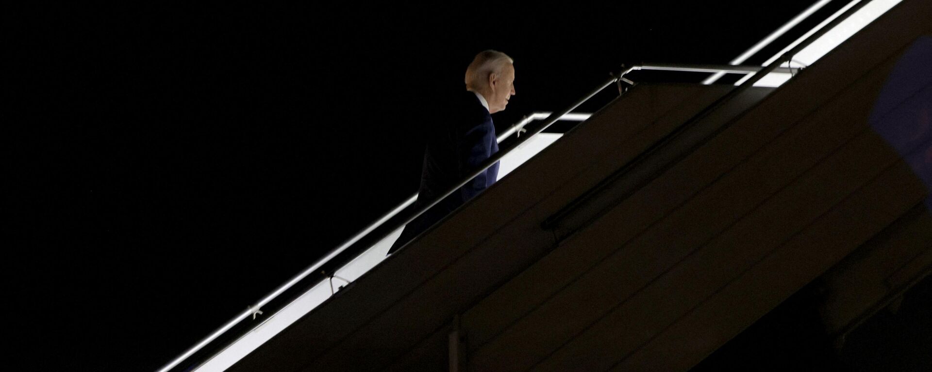 O presidente dos EUA, Joe Biden, embarca no Air Force One para voar para Washington, no Aeroporto Chopin de Varsóvia, Polônia, 26 de março de 2022 - Sputnik Brasil, 1920, 28.03.2022