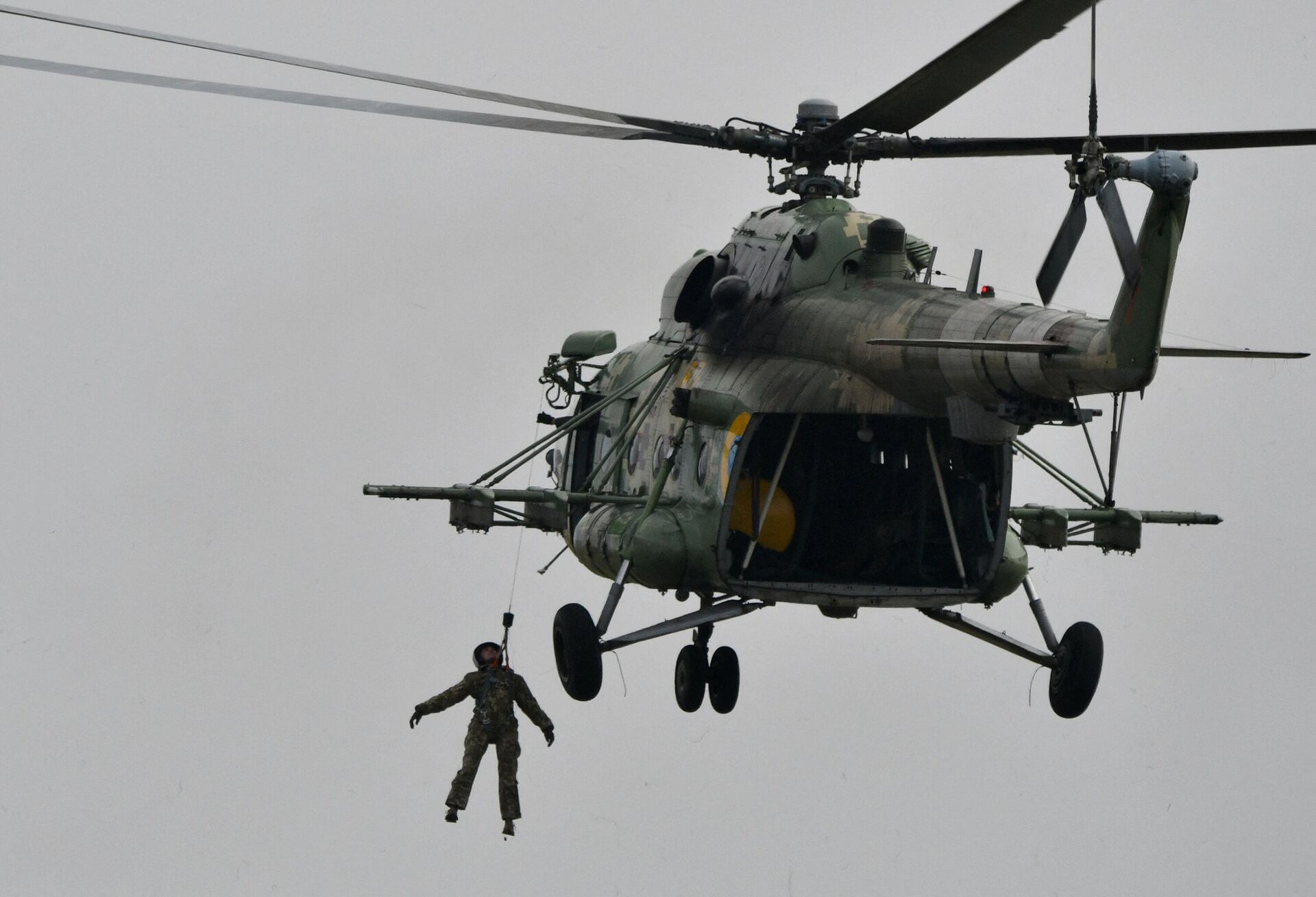 Helicóptero Mi-8 ucraniano realiza treinamento de evacuação para resgate de piloto durante exercícios das forças aéreas na base aérea militar de Starokostyantyniv, em 12 de outubro de 2018 - Sputnik Brasil, 1920, 31.03.2022