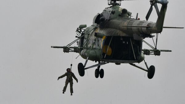 Helicóptero Mi-8 ucraniano realiza treinamento de evacuação para resgate de piloto durante exercícios das forças aéreas na base aérea militar de Starokostyantyniv, em 12 de outubro de 2018. - Sputnik Brasil