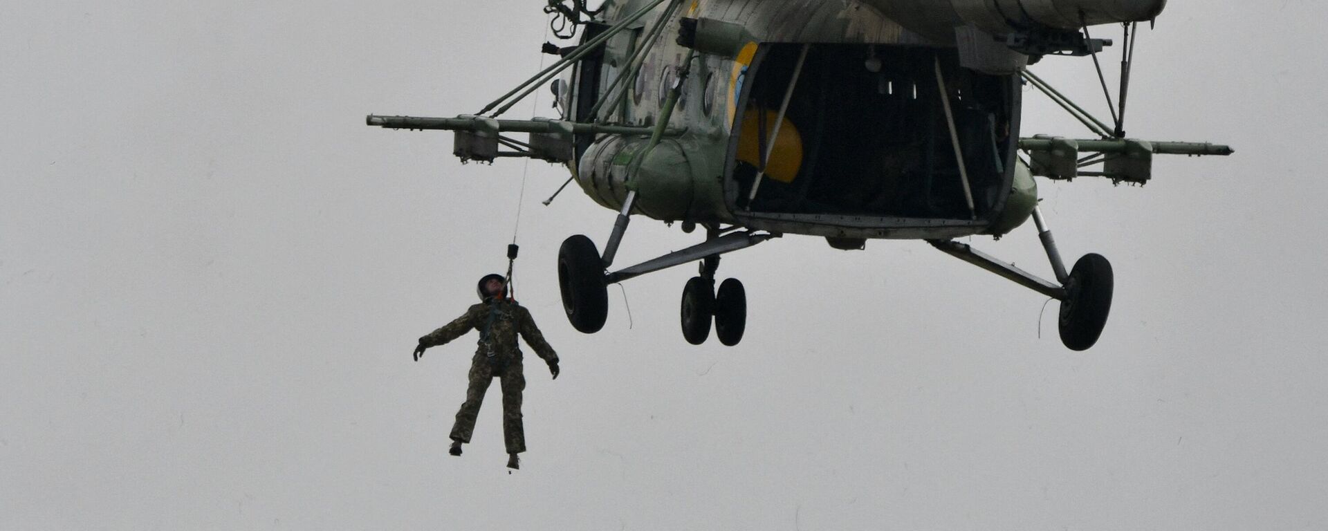 Helicóptero Mi-8 ucraniano realiza treinamento de evacuação para resgate de piloto durante exercícios das forças aéreas na base aérea militar de Starokostyantyniv, em 12 de outubro de 2018. - Sputnik Brasil, 1920, 28.03.2022